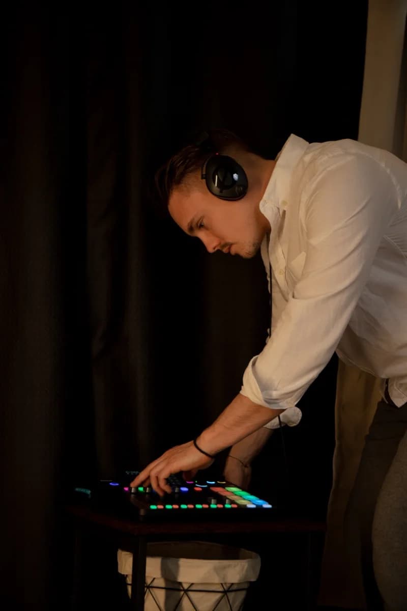 Der Studiomanager richtet das Licht ein