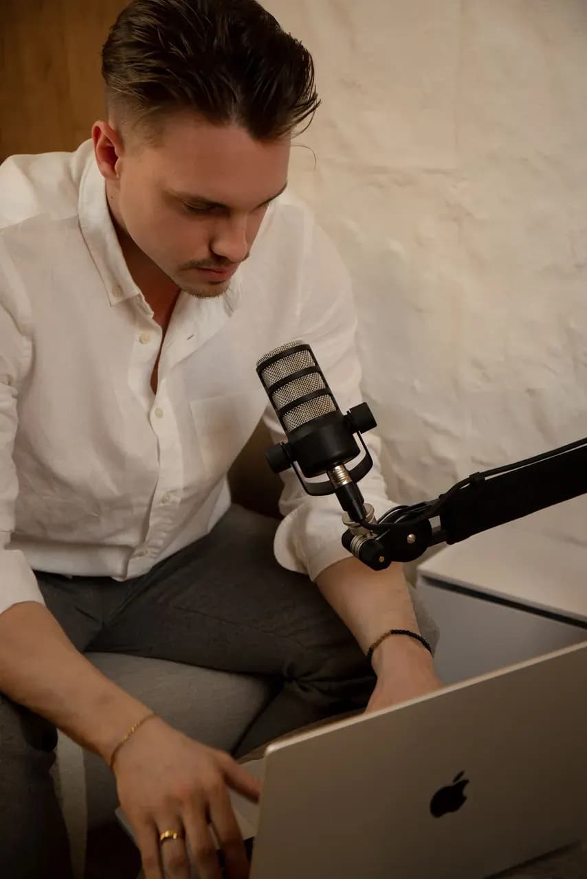 Podcast hochladen: So erreicht deine Show die Hörer