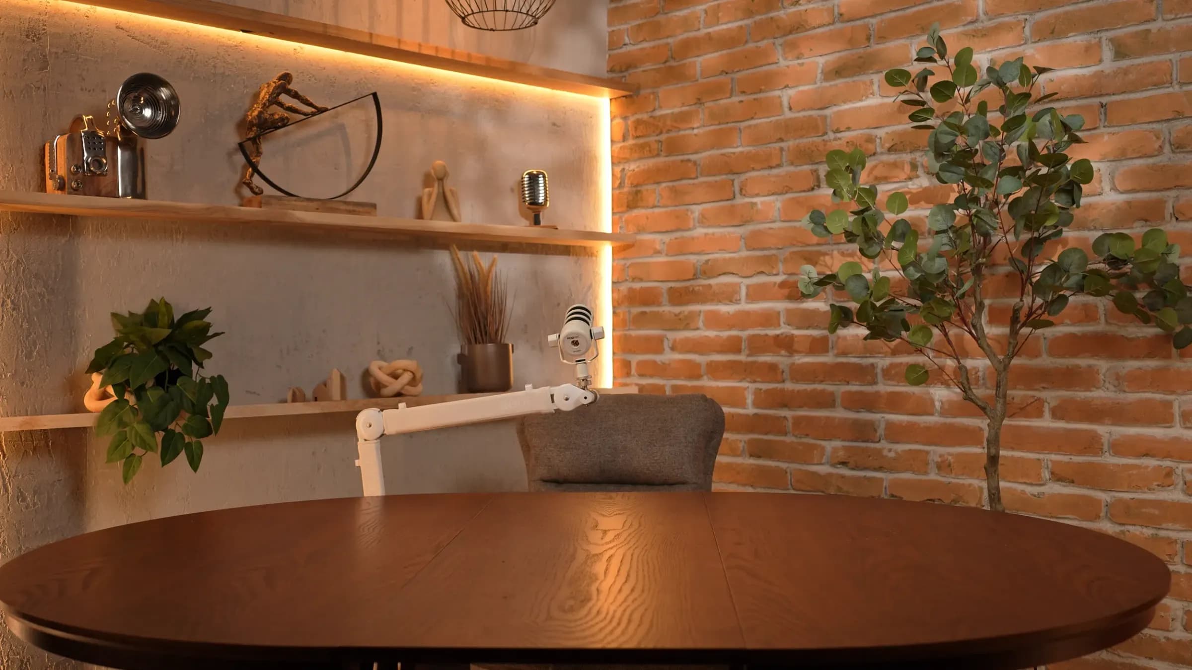Espresso Room: sötét fa kerek asztal, téglafal, olajfa, megvilágított polcok