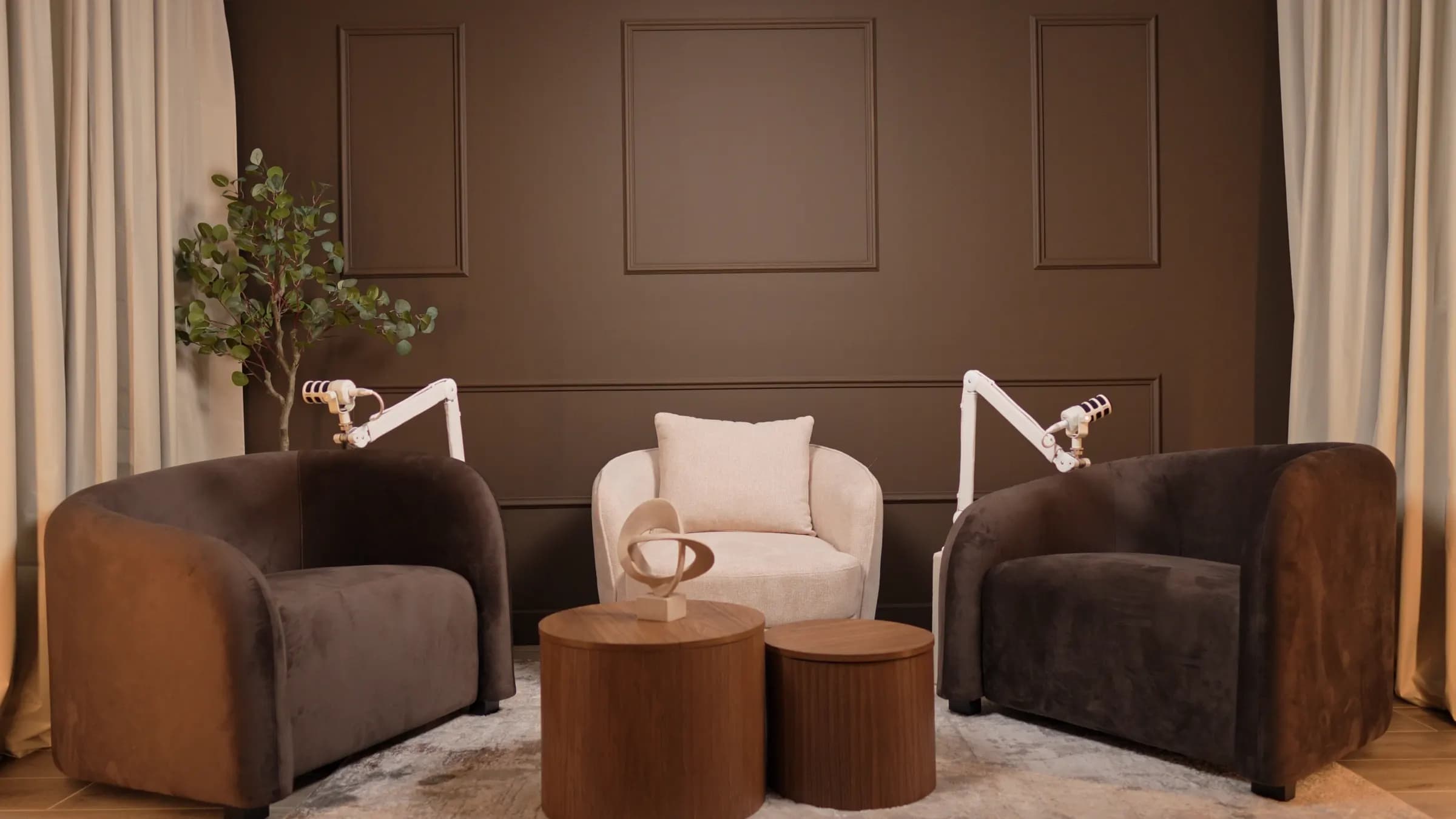 Cappuccino Room: két barna és egy fehér fotel, fa asztalkák, olajfa