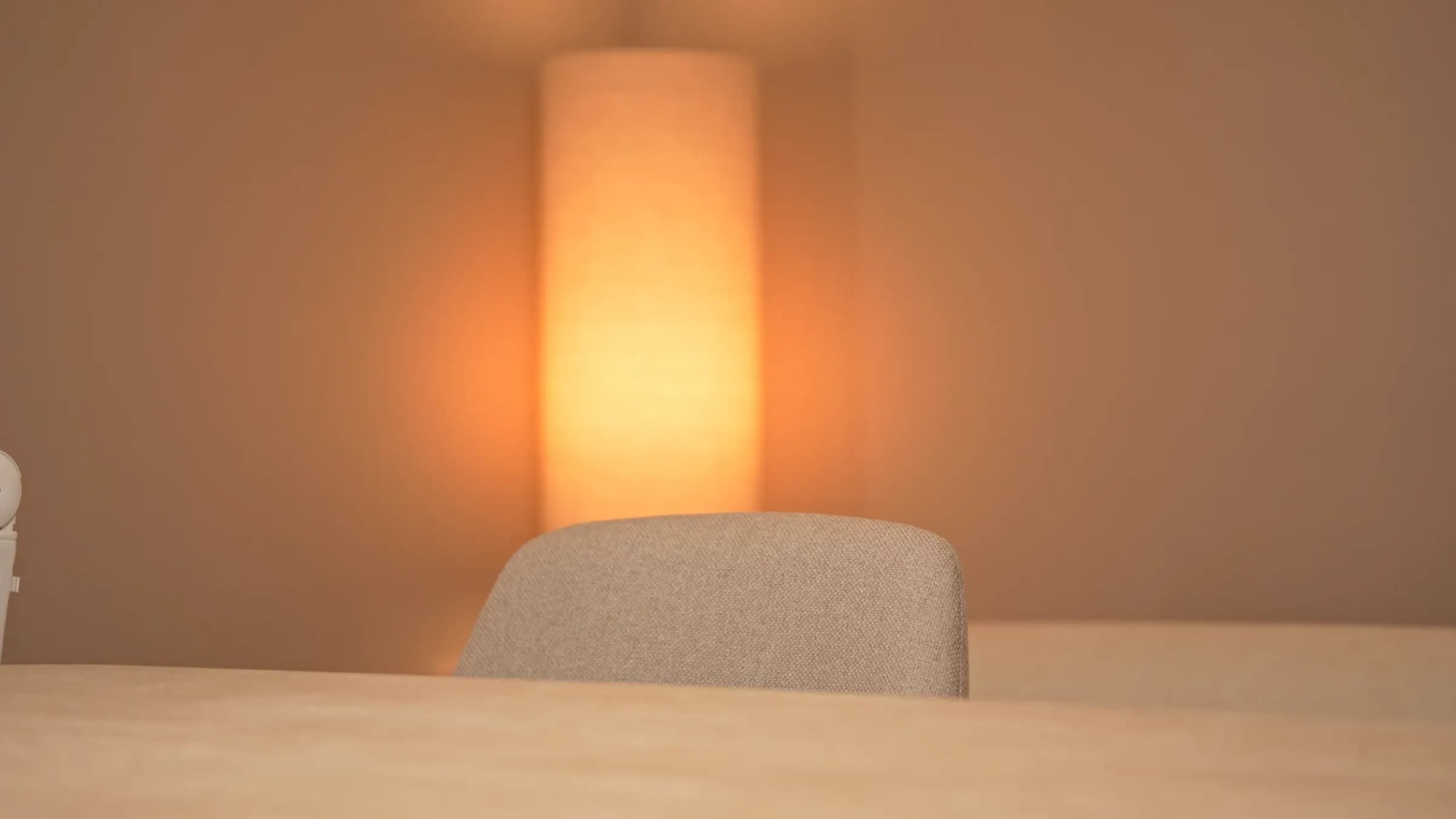Babyccino Room: meleg fényű állólámpa, kárpitozott szék az asztalnál