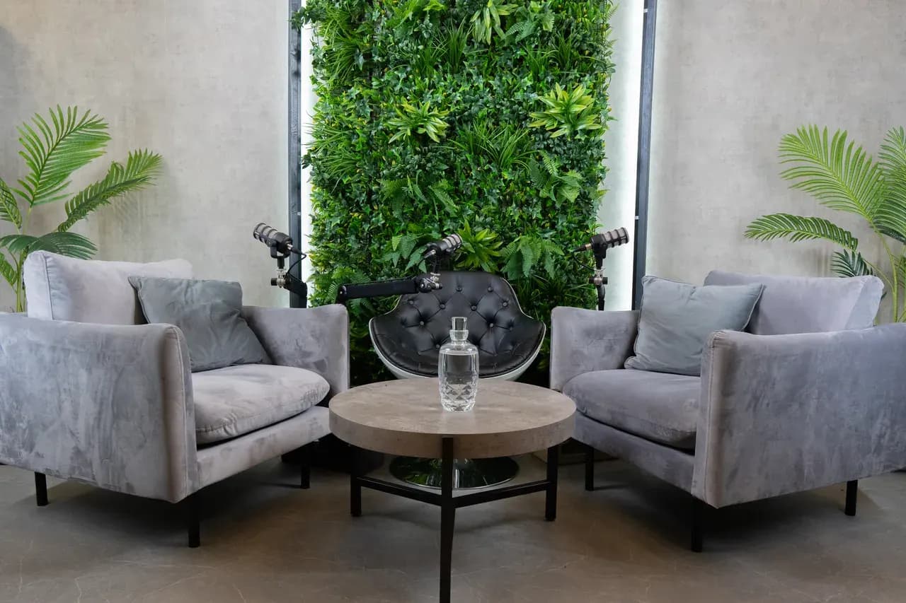 Botanic Loft: két szürke fotel és egy fekete, steppelt fotel, zöld növényfal