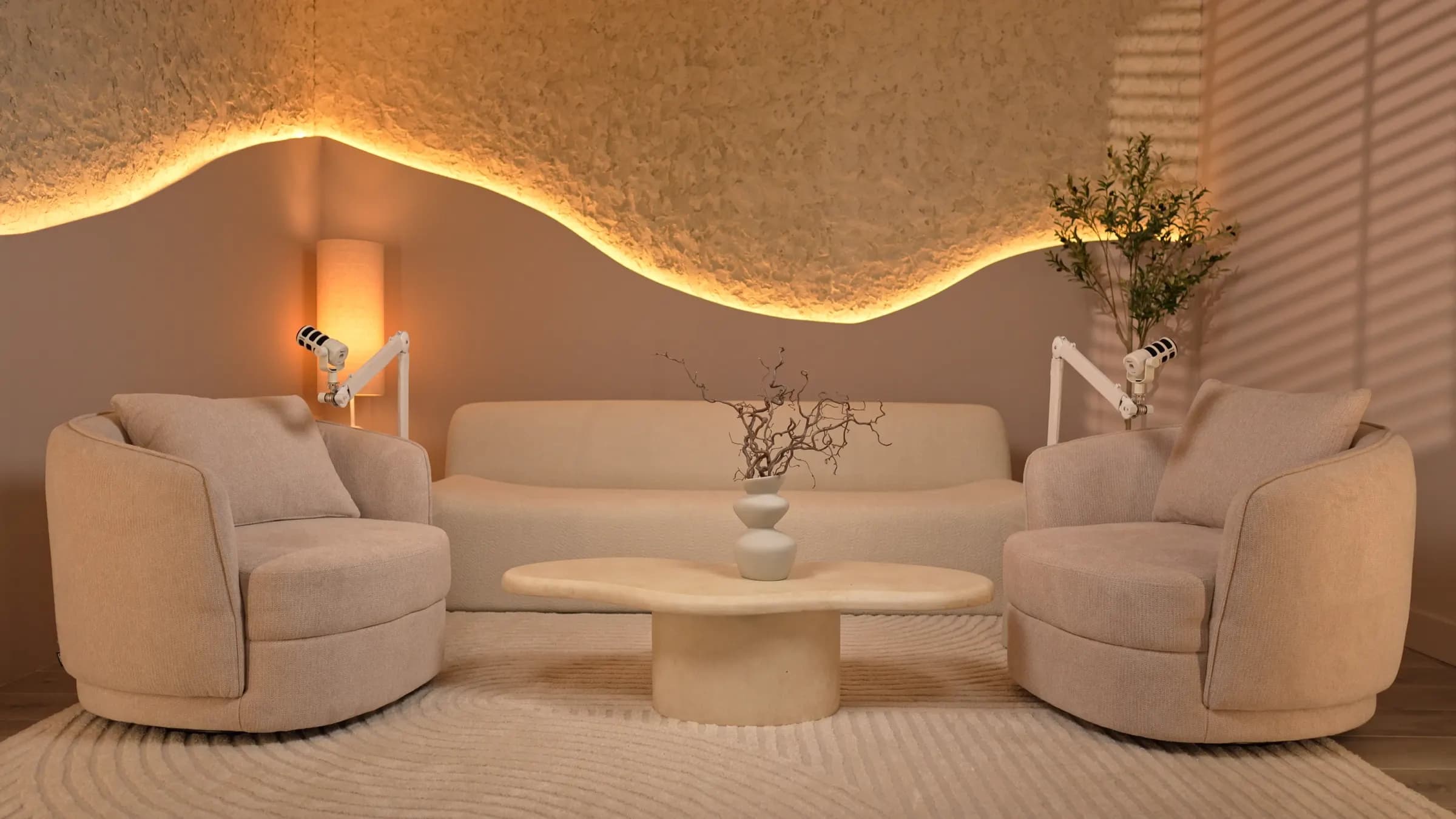 Latte Room: beige Sessel, geschwungene, von unten beleuchtete Decke